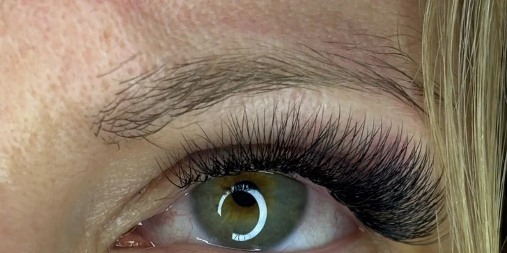 Lash lifting řas nebo prodloužení technikou řasa na řasu či 2D–3D