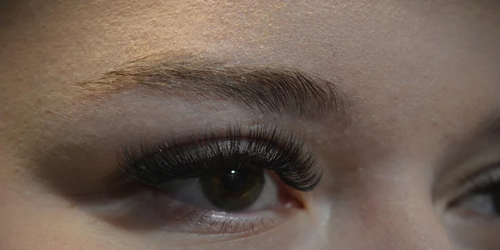 Lash lifting řas nebo prodloužení technikou řasa na řasu či 2D–3D