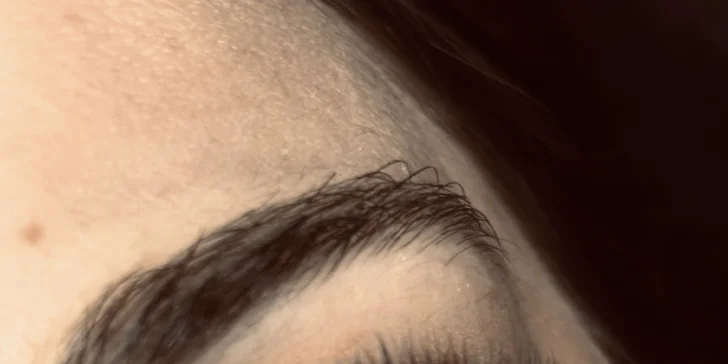 Lash lifting řas nebo prodloužení technikou řasa na řasu či 2D–3D