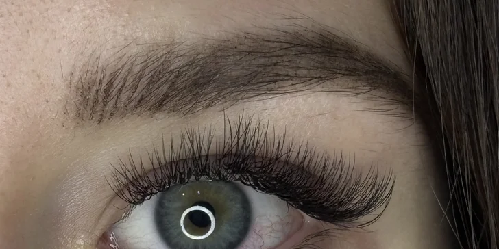 Lash lifting řas nebo prodloužení technikou řasa na řasu či 2D–3D