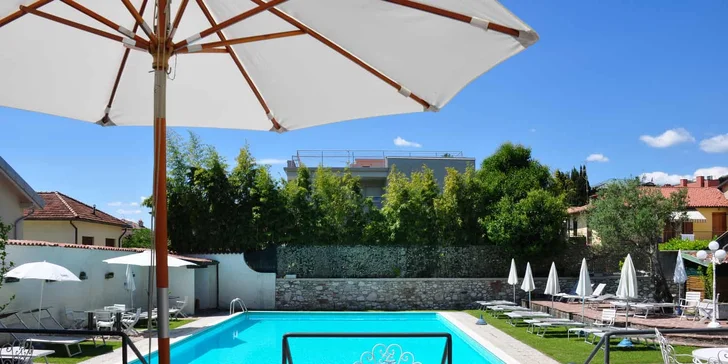 Dovolená na břehu jezera Garda: hotel s polopenzí a venkovním bazénem