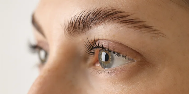 Laminace obočí, lash lifting či prodloužení řas metodou řasa na řasu
