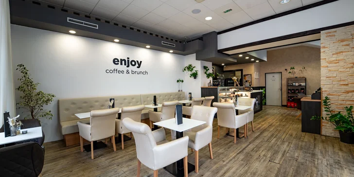 Káva a zákusek dle vlastního výběru v plzeňské kavárně: 1 i 2 osoby