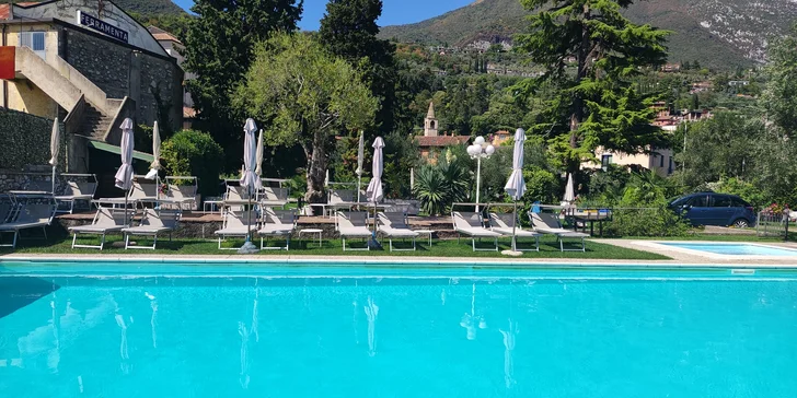 Dovolená na břehu jezera Garda: hotel s polopenzí a venkovním bazénem