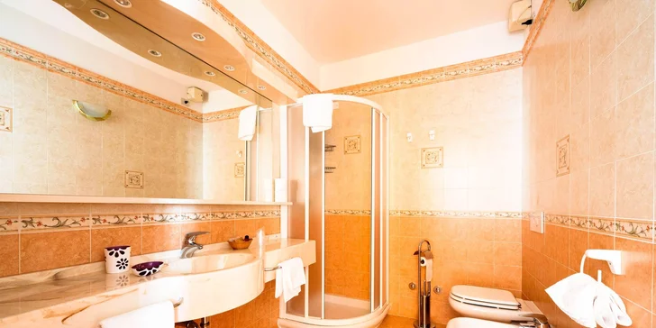 Dovolená na břehu jezera Garda: hotel s polopenzí a venkovním bazénem