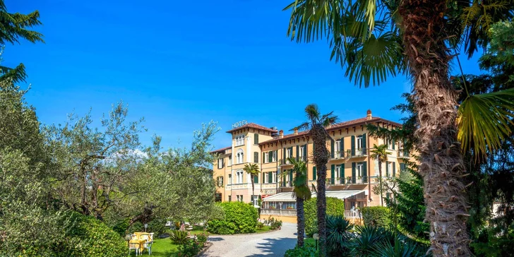 Dovolená na břehu jezera Garda: hotel s polopenzí a venkovním bazénem