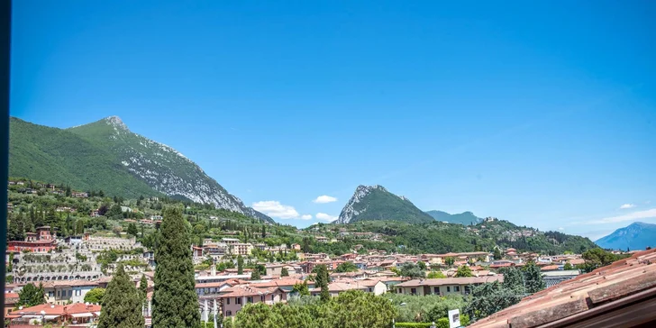 Dovolená na břehu jezera Garda: hotel s polopenzí a venkovním bazénem
