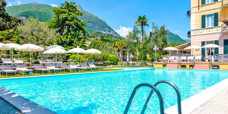 Dovolená na břehu jezera Garda: hotel s polopenzí a venkovním bazénem