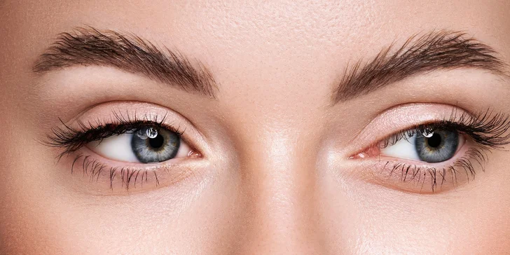 Lash lifting řas nebo prodloužení technikou řasa na řasu či 2D–3D