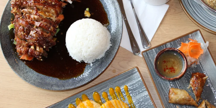 Tříchodové asijské menu pro 2 osoby: závitky, krevety, Bún Bò Nam Bộ a kachna i dezert
