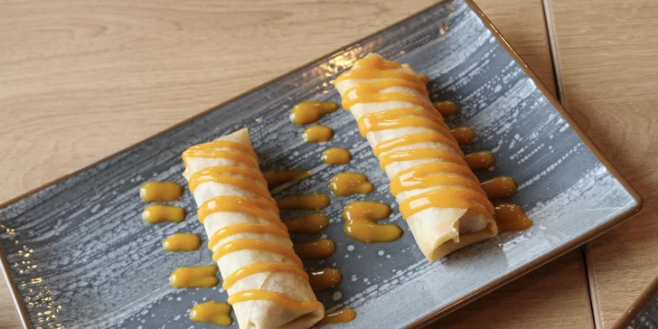 Tříchodové asijské menu pro 2 osoby: závitky, krevety, Bún Bò Nam Bộ a kachna i dezert
