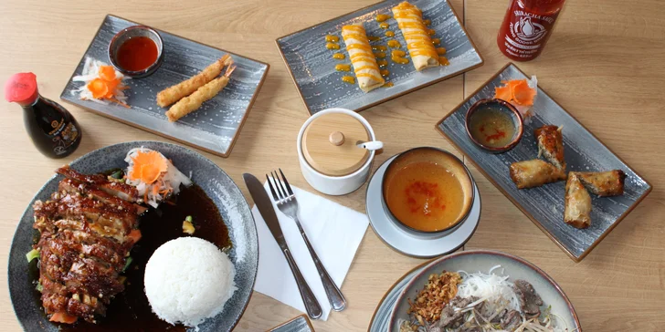 Tříchodové asijské menu pro 2 osoby: závitky, krevety, Bún Bò Nam Bộ a kachna i dezert