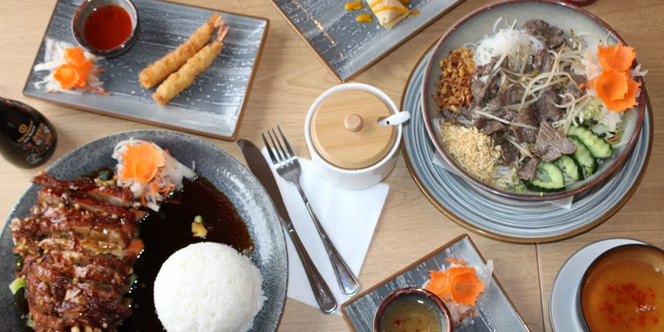 Tříchodové asijské menu pro 2 osoby: závitky, krevety, Bún Bò Nam Bộ a kachna i dezert