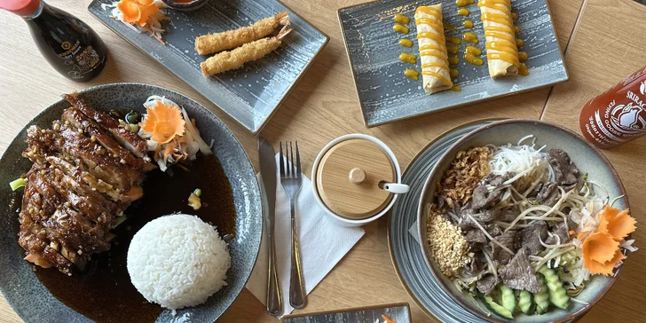 Tříchodové asijské menu pro 2 osoby: závitky, krevety, Bún Bò Nam Bộ a kachna i dezert