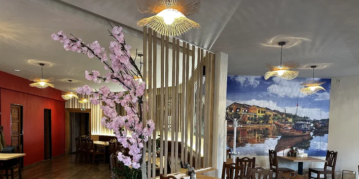 Tříchodové asijské menu pro 2 osoby: závitky, krevety, Bún Bò Nam Bộ a kachna i dezert