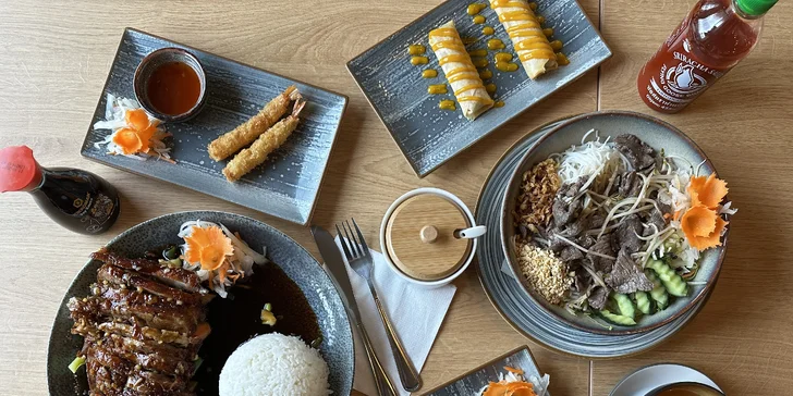Tříchodové asijské menu pro 2 osoby: závitky, krevety, Bún Bò Nam Bộ a kachna i dezert