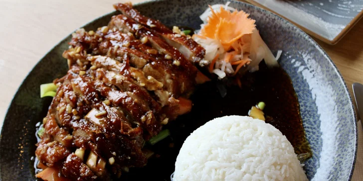 Tříchodové asijské menu pro 2 osoby: závitky, krevety, Bún Bò Nam Bộ a kachna i dezert