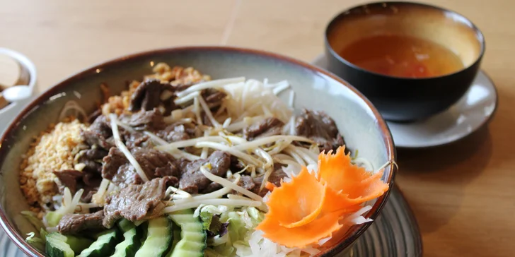 Tříchodové asijské menu pro 2 osoby: závitky, krevety, Bún Bò Nam Bộ a kachna i dezert