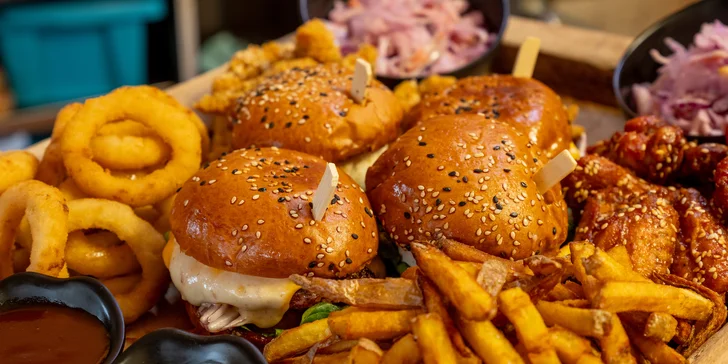 Prkno s burgery, stripsy i křídly, přílohy a Pepsi pro 2 nebo 4 osoby