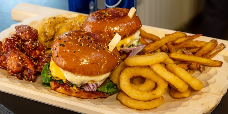 Prkno s burgery, stripsy i křídly, přílohy a Pepsi pro 2 nebo 4 osoby