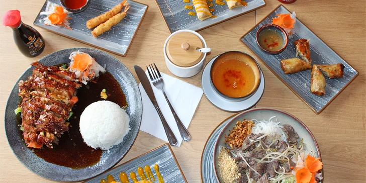 Tříchodové asijské menu pro 2 osoby: závitky, krevety, Bún Bò Nam Bộ a kachna i dezert