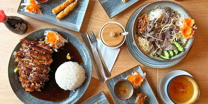 Tříchodové asijské menu pro 2 osoby: závitky, krevety, Bún Bò Nam Bộ a kachna i dezert