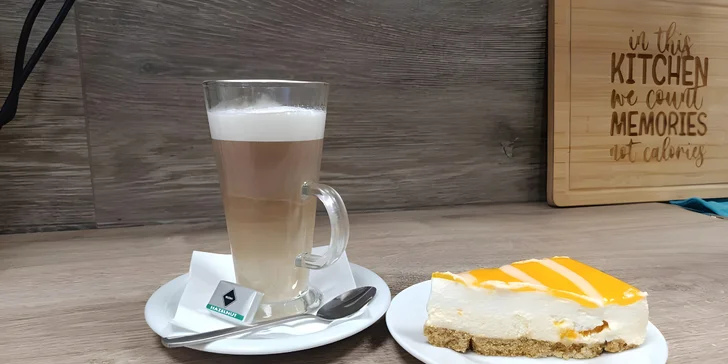Káva nebo prosecco a cheesecake či skořicový croissant u centra Olomouce
