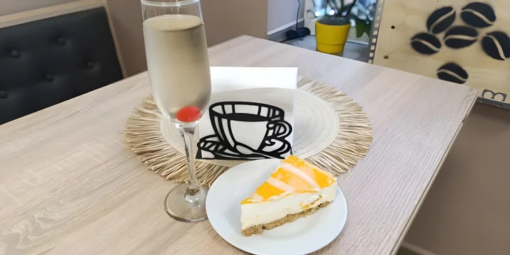 Káva nebo prosecco a cheesecake či skořicový croissant u centra Olomouce