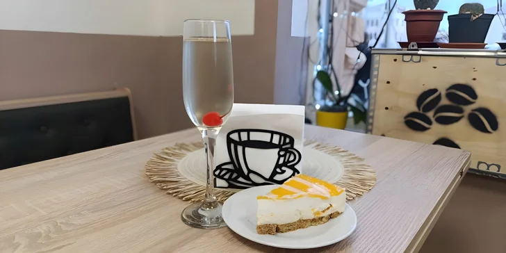 Káva nebo prosecco a cheesecake či skořicový croissant u centra Olomouce