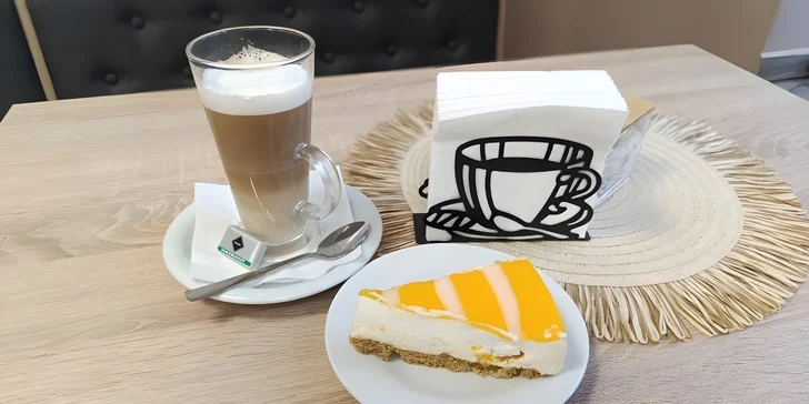 Káva nebo prosecco a cheesecake či skořicový croissant u centra Olomouce