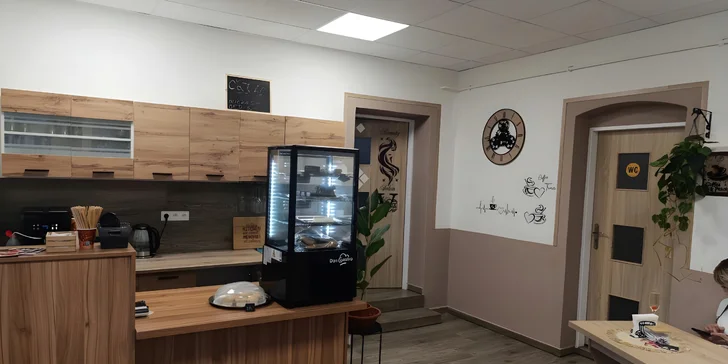 Káva nebo prosecco a cheesecake či skořicový croissant u centra Olomouce