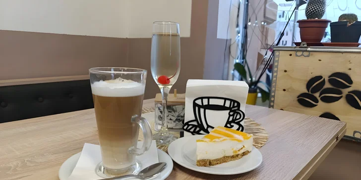 Káva nebo prosecco a cheesecake či skořicový croissant u centra Olomouce