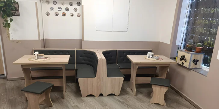 Káva nebo prosecco a cheesecake či skořicový croissant u centra Olomouce