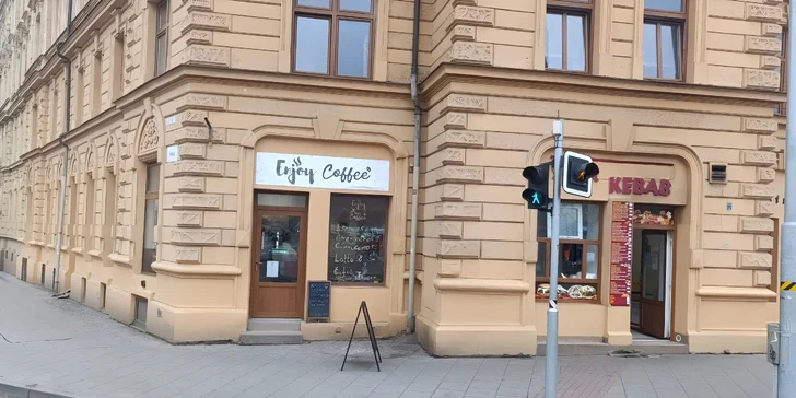Káva nebo prosecco a cheesecake či skořicový croissant u centra Olomouce