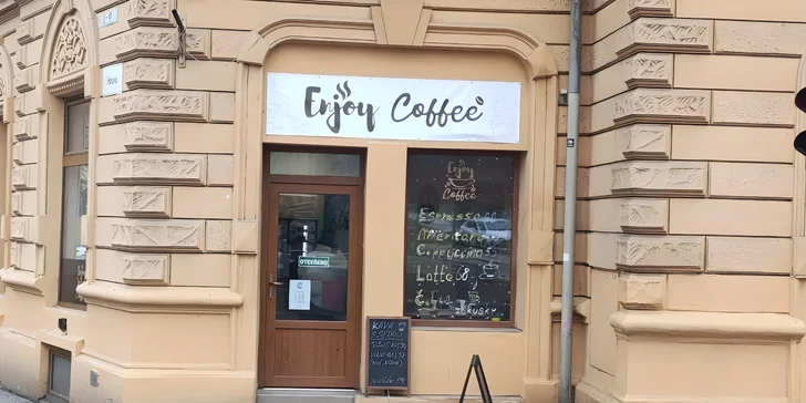 Káva nebo prosecco a cheesecake či skořicový croissant u centra Olomouce