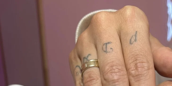 Klasická manikúra bez lakování nebo nové gelové či akrylové nehty
