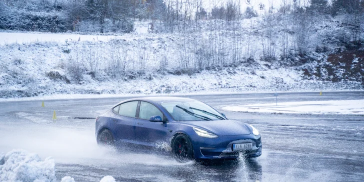 Svezení driftem na polygonu v moderní Tesle 3 Performance: 1 až 20 kol i pro více osob