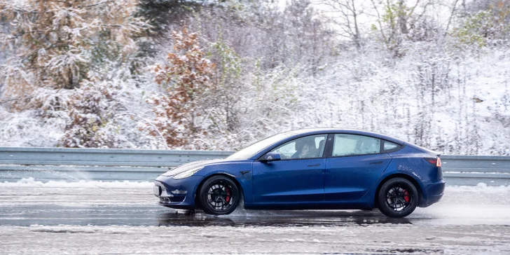 Svezení driftem na polygonu v moderní Tesle 3 Performance: 1 až 20 kol i pro více osob