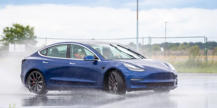Svezení driftem na polygonu v moderní Tesle 3 Performance: 1 až 20 kol i pro více osob