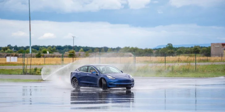 Svezení driftem na polygonu v moderní Tesle 3 Performance: 1 až 20 kol i pro více osob