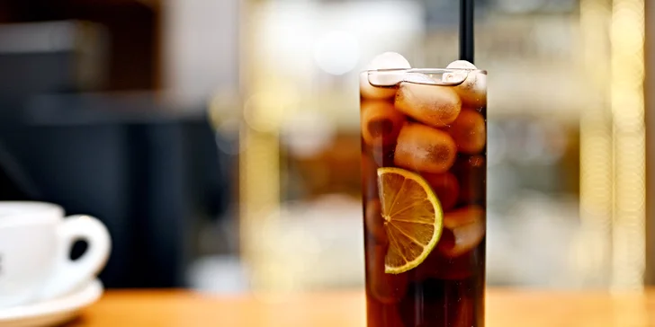 Pití a zábava až pro 6 osob: horký nápoj, prosecco, koktejly a deskovky