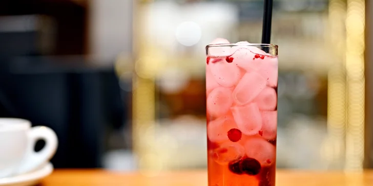 Pití a zábava až pro 6 osob: horký nápoj, prosecco, koktejly a deskovky