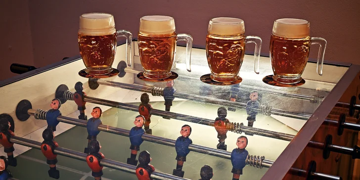 Pohodový večer v herním baru: stolní fotbálek, pivo, panáky i společenské hry