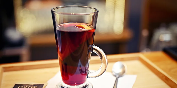 Pití a zábava až pro 6 osob: horký nápoj, prosecco, koktejly a deskovky