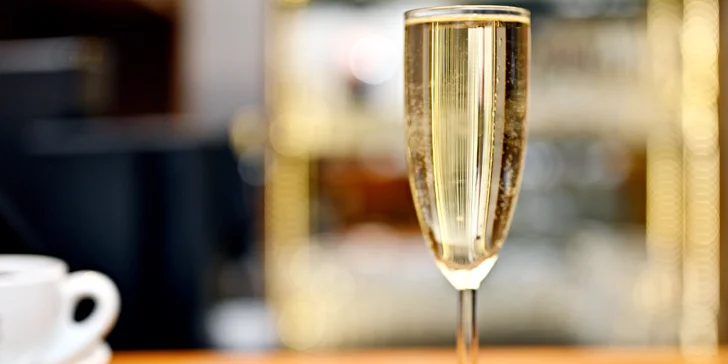 Pití a zábava až pro 6 osob: horký nápoj, prosecco, koktejly a deskovky
