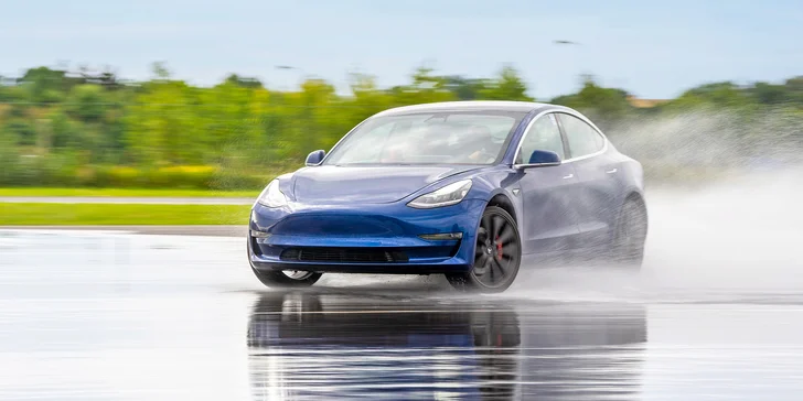 Svezení driftem na polygonu v moderní Tesle 3 Performance: 1 až 20 kol i pro více osob