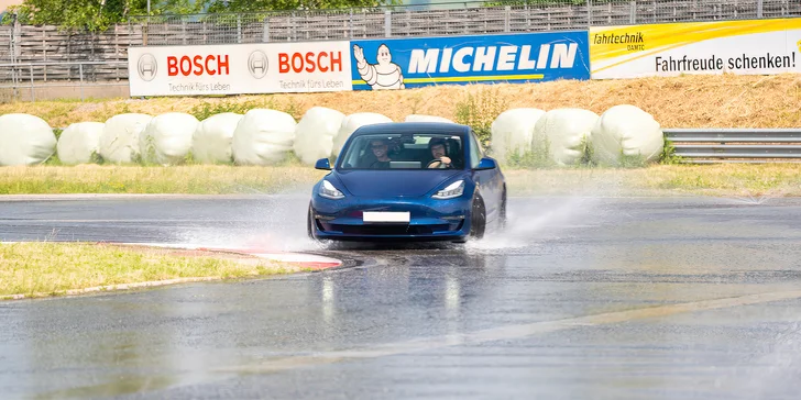 Svezení driftem na polygonu v moderní Tesle 3 Performance: 1 až 20 kol i pro více osob