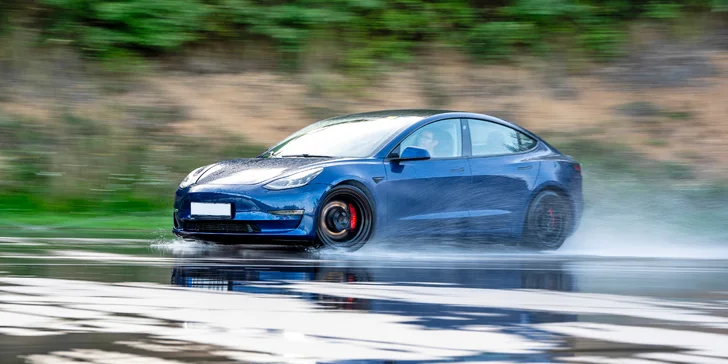 Svezení driftem na polygonu v moderní Tesle 3 Performance: 1 až 20 kol i pro více osob