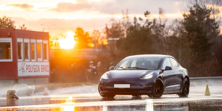 Svezení driftem na polygonu v moderní Tesle 3 Performance: 1 až 20 kol i pro více osob