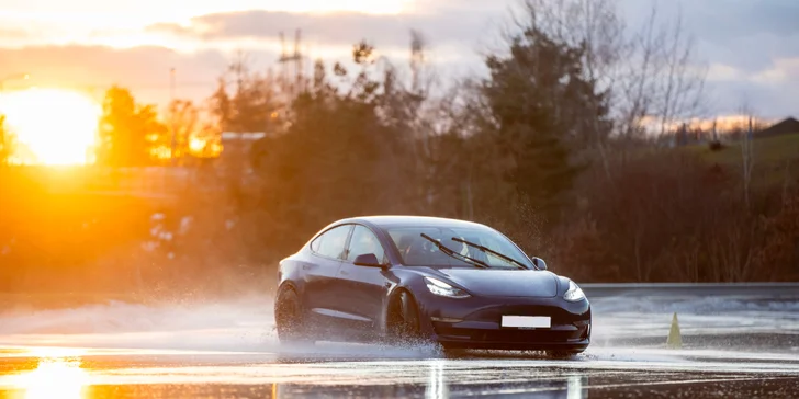 Svezení driftem na polygonu v moderní Tesle 3 Performance: 1 až 20 kol i pro více osob